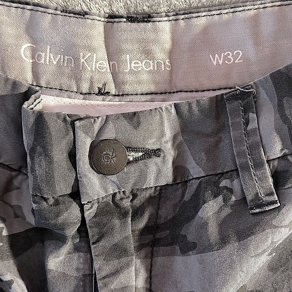 Calvin Klein jeans camo shorts size 32 in excellent condition - Picture 7 of 7